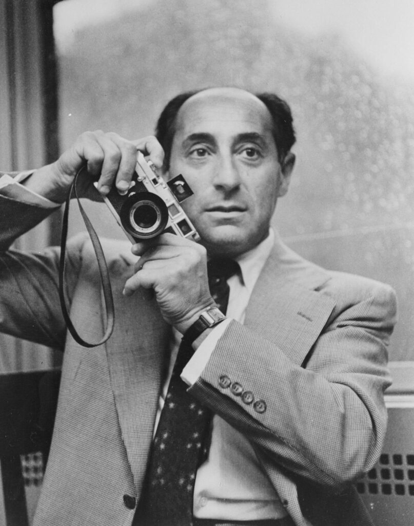 Alfred Eisenstaedt with his camera that took the famous photo 