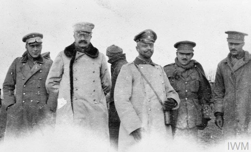 British and German officers meeting in No-Man's Land during the unofficial truce.
(British troops from the Northumberland Hussars, 7th Division, Bridoux-Rouge Banc Sector).
© Harold Robson/IWM (Q 50721)

