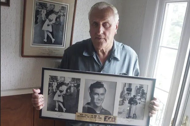 George Mendonsa with his photo with Friedman, Middletown, Rhode Island in 2009. Photo by Connie Grosch/AP
