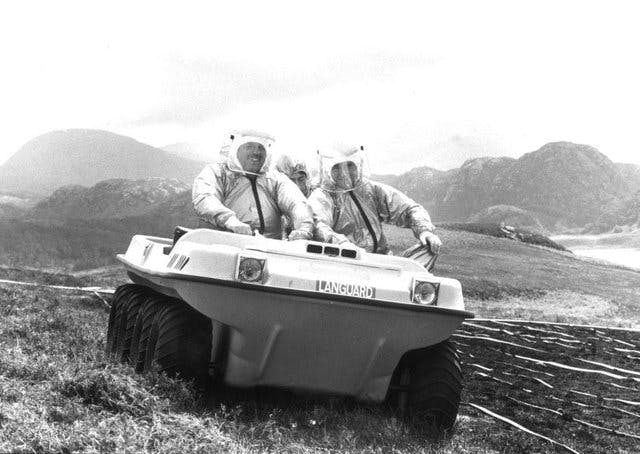 Government scientists from Porton Down conducting decontamination works from 1986.
(via The Scotsman)